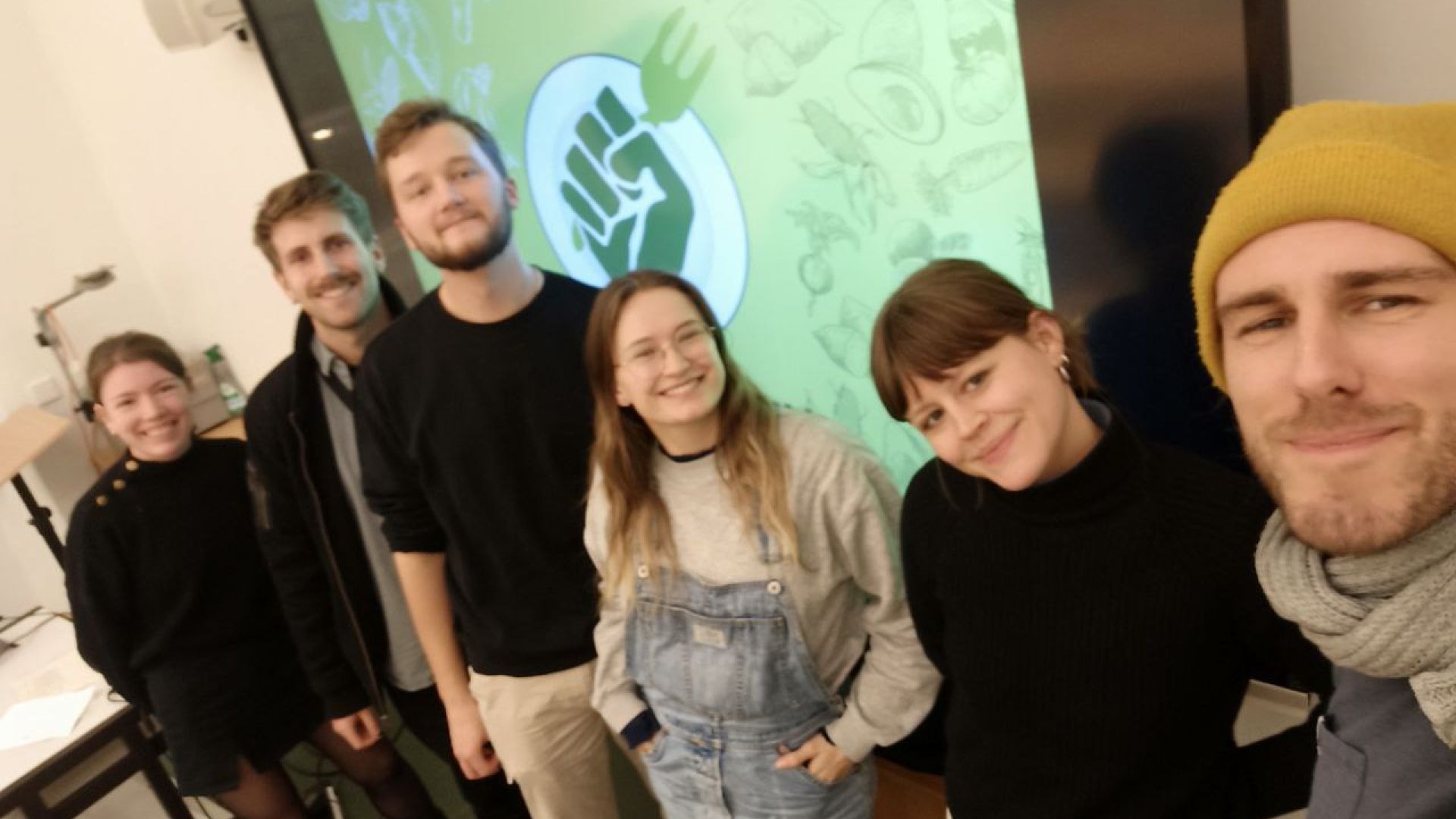 Ein Foto von Studierenden vor dem Bildschirm mit der Präsentation von Mensarevolution.